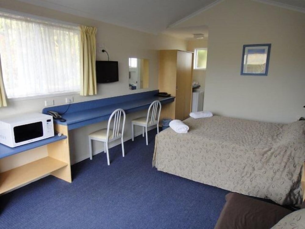 Deluxe Room, 1 Queen Bed with Sofa bed, Non Smoking, Balcony photo 3