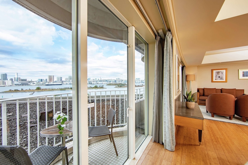 Family Room - Non-Smoking - 80sqm - Rainbow Bridge View - Executive Lunge Access Family Room - Non-Smoking - 80sqm - Rainbow Bridge View - Executive Lunge Access
