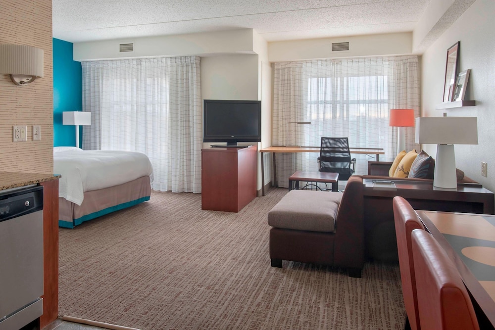 Suite, 1 Queen Bed with Sofa bed, Corner photo 1