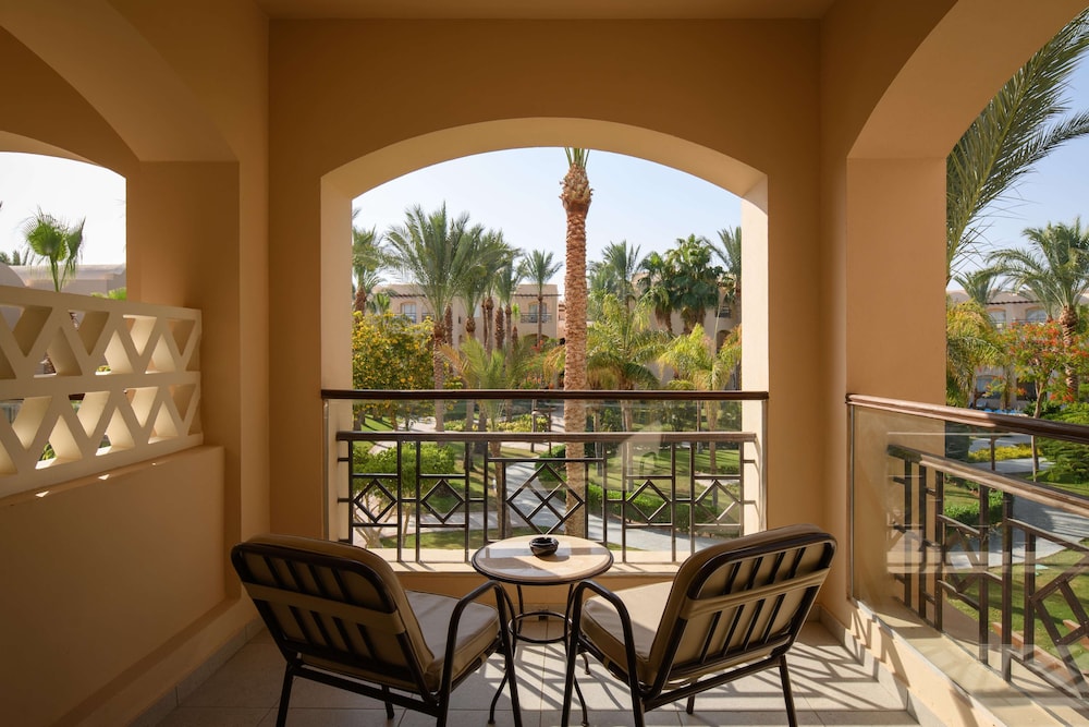 Family Deluxe Room Garden View (Queen or Twin)