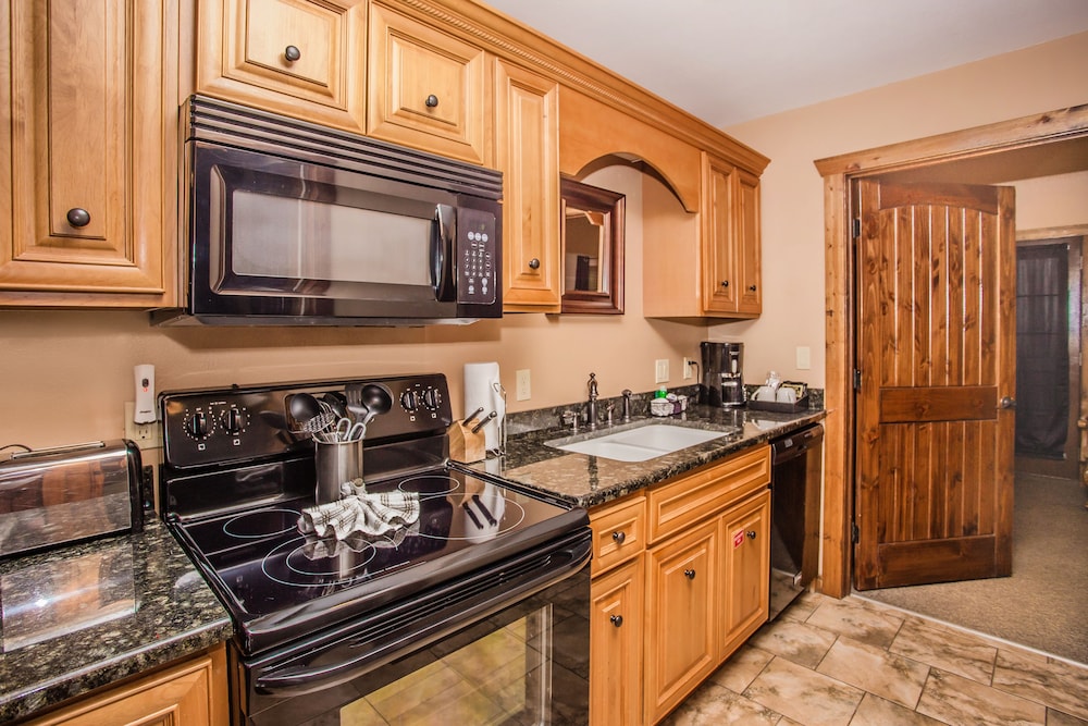 Standard Condo, 2 Bedrooms, Balcony, Mountainside photo 2