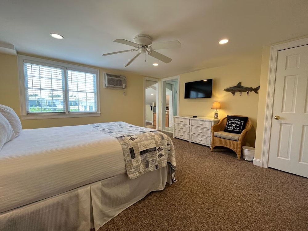 2-Room Queen Suite