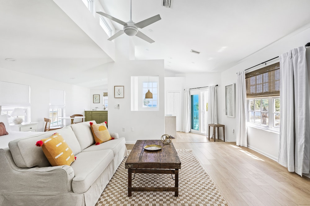 Luxury Penthouse, 1 King Bed, Balcony, Ocean View (Non-Pet Room) photo 1