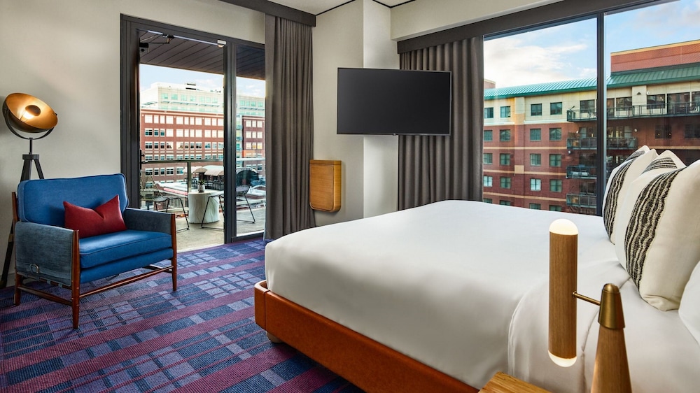 Room, 1 King Bed, Corner (Champion) - Photo 4