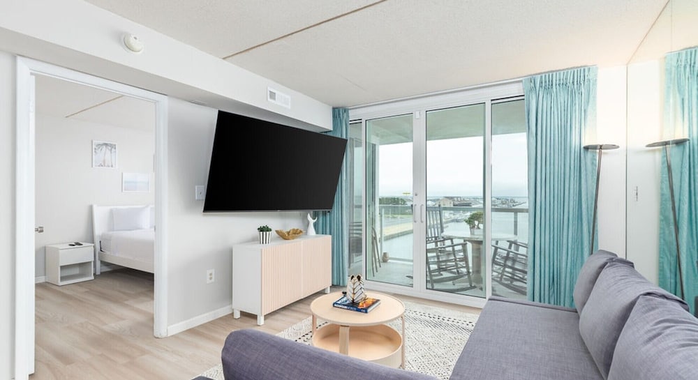 Premium Condo, 2 Bedrooms, Balcony, Bay View