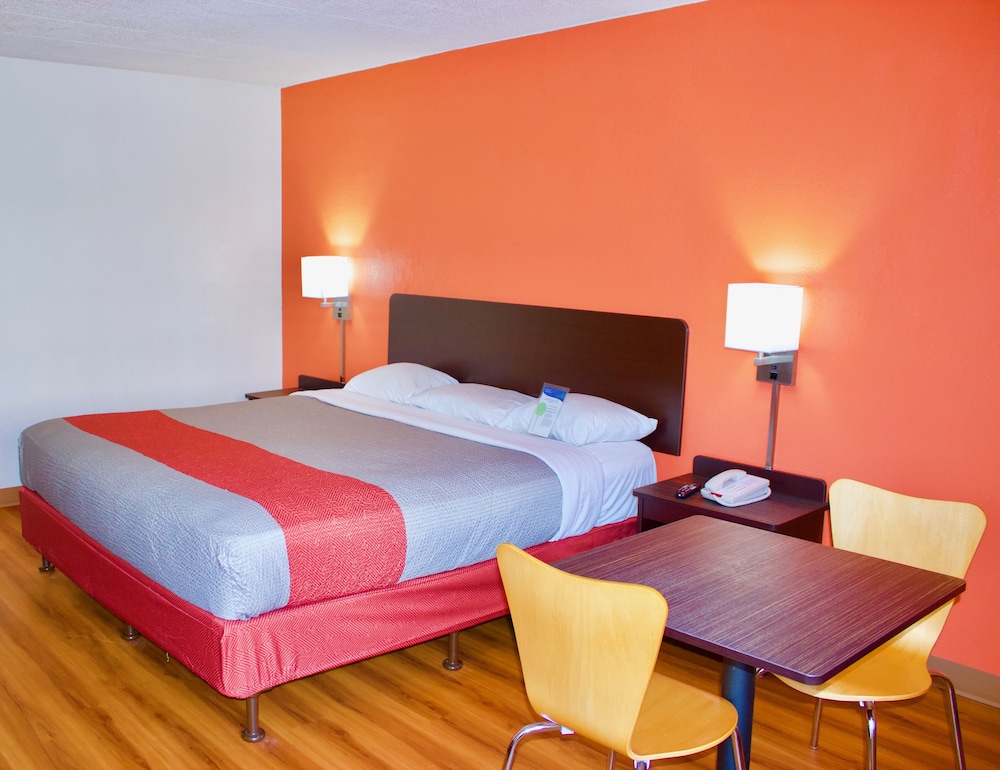 Deluxe Room, 1 King Bed, Non Smoking, Refrigerator & Microwave photo 2