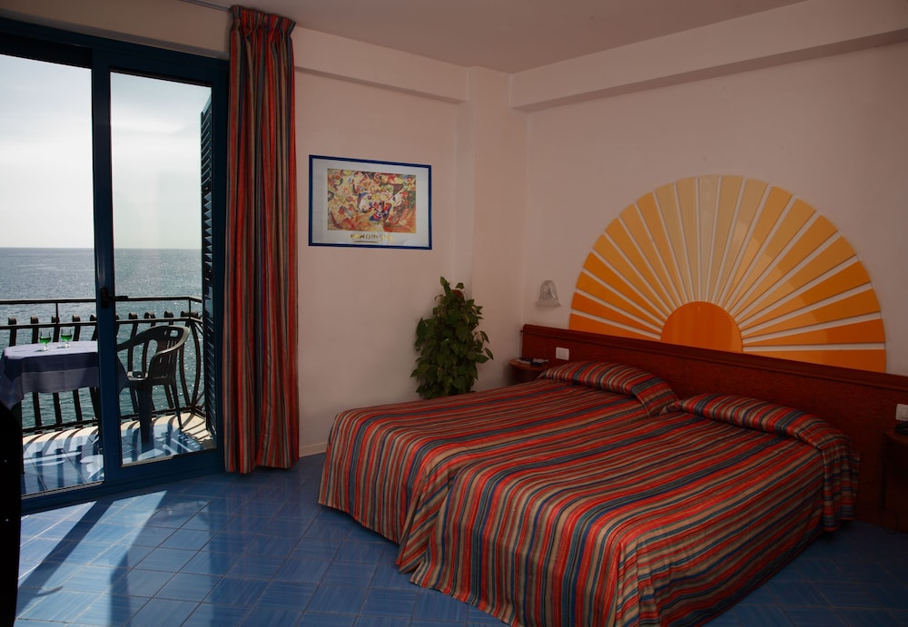 Double or Twin Room, Partial Sea View
