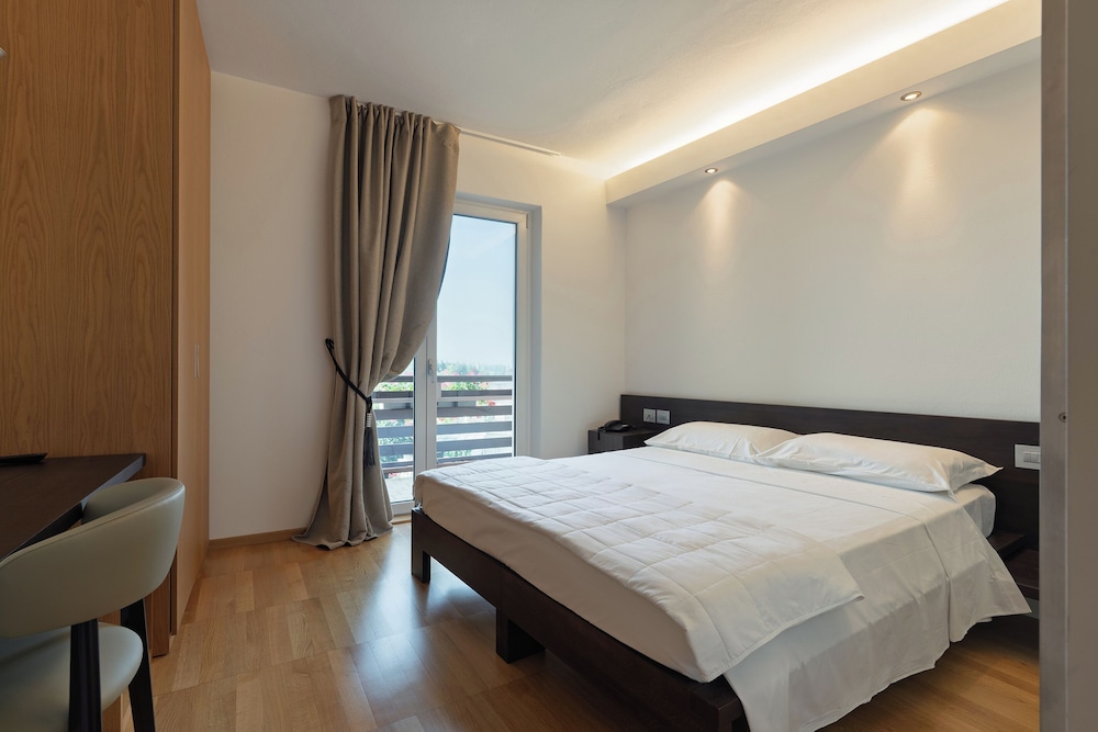 Double or Twin Room, 1 Queen Bed, Balcony photo 1