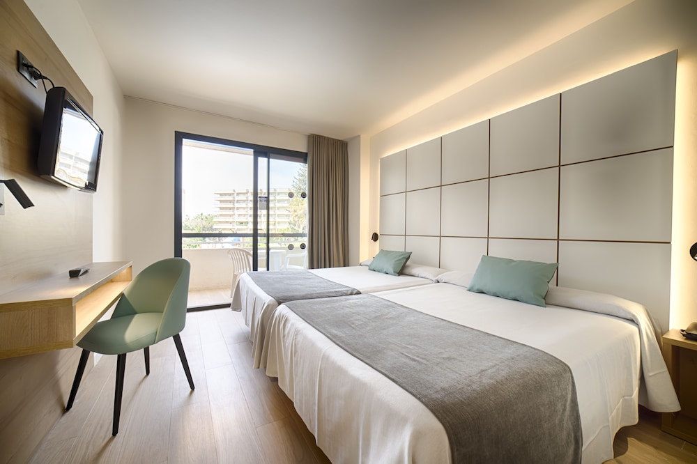 Quadruple Room (3 adults and 1 child) - Photo 1