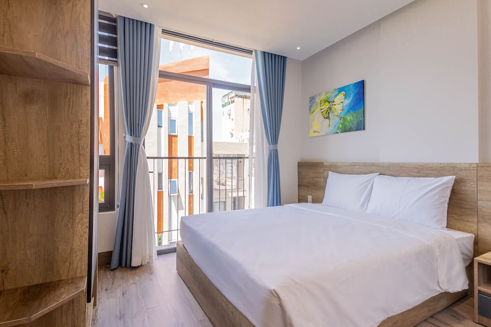 Two-Bedroom Apartment with Balcony - Photo 6