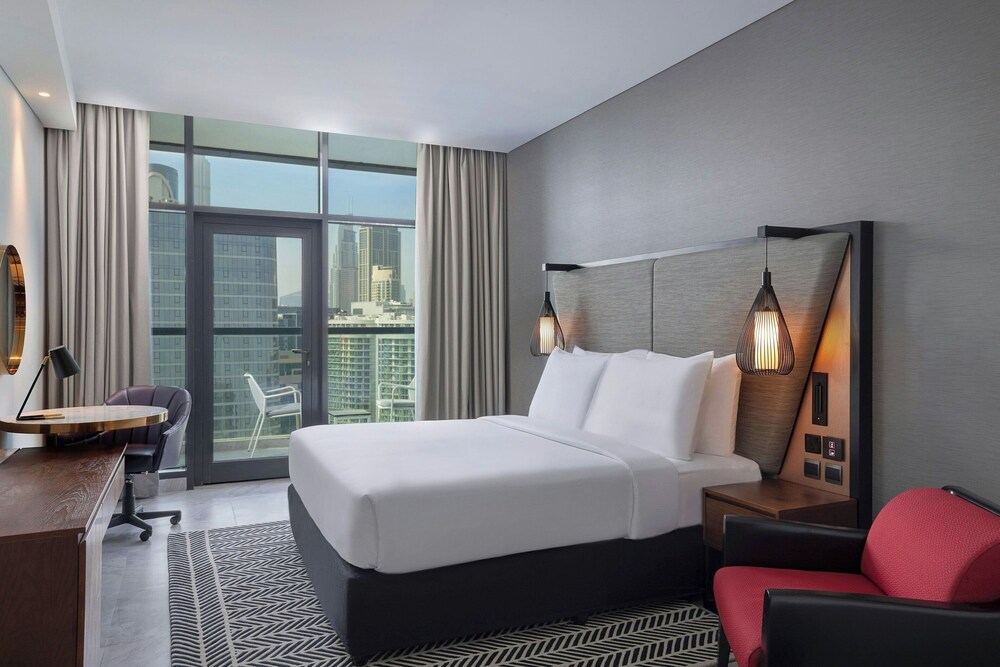 Deluxe King Room with Balcony and Beach Club Access photo 3