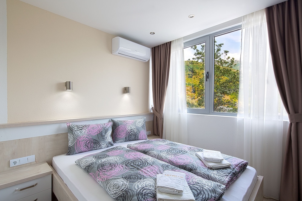 Gallery Apartment, 1 Bedroom, Pool Access, Mountain View photo 2