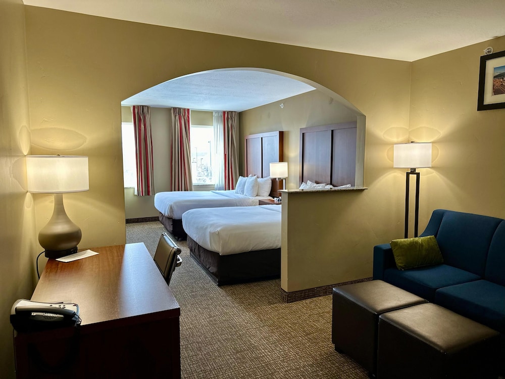 Suite, Multiple Beds, Non Smoking photo 2