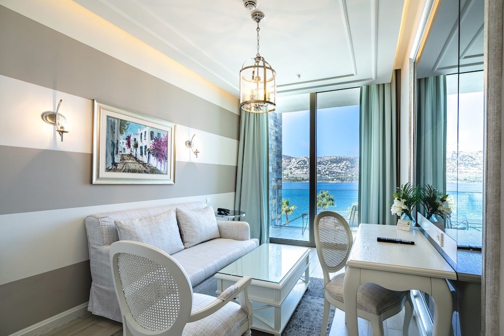 Exclusive Suite (with Living Room)
