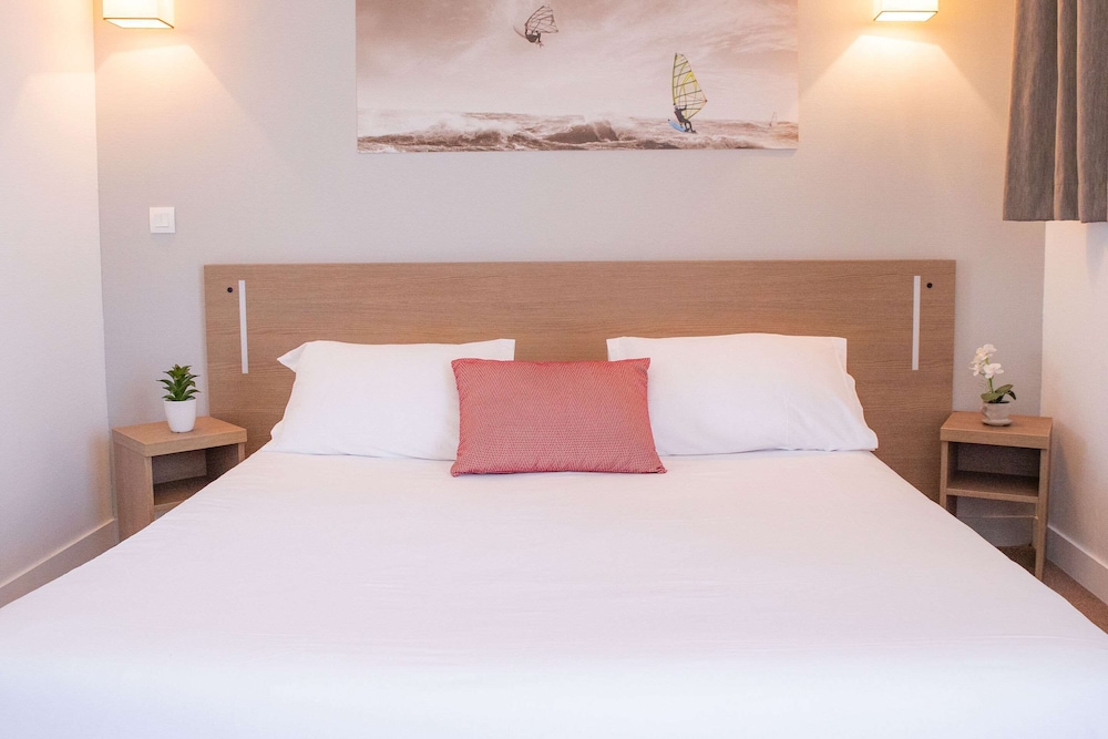 Standard Room, 1 Queen Bed, Non Smoking - Photo 7