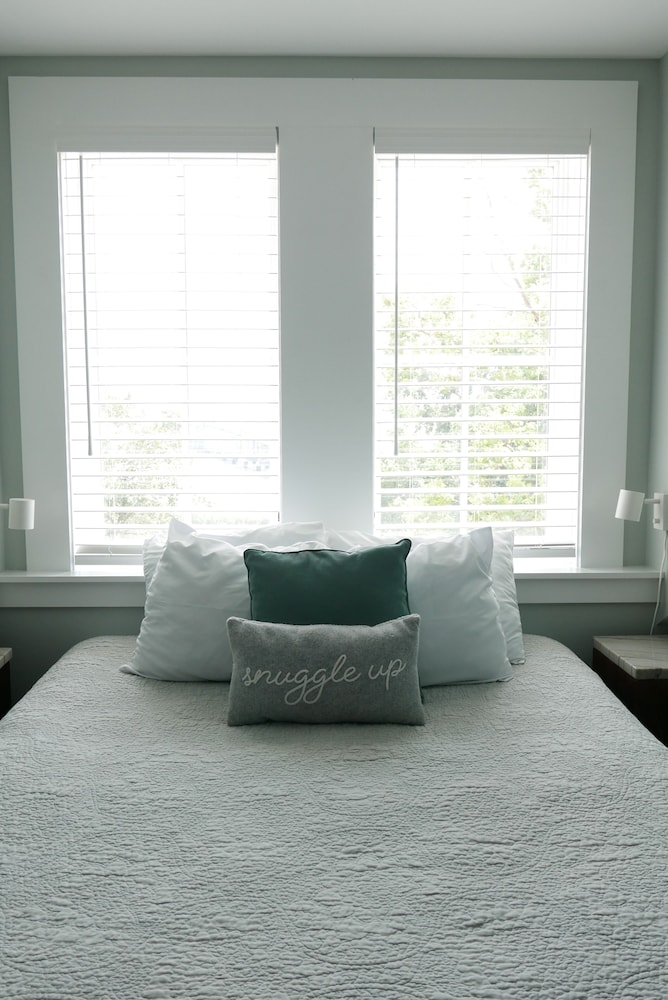 Deluxe Room, 1 Queen Bed, River View