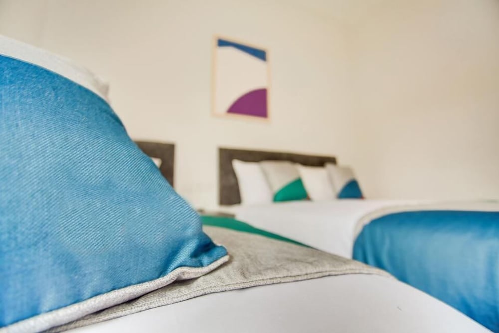 Suite, Ensuite photo 2