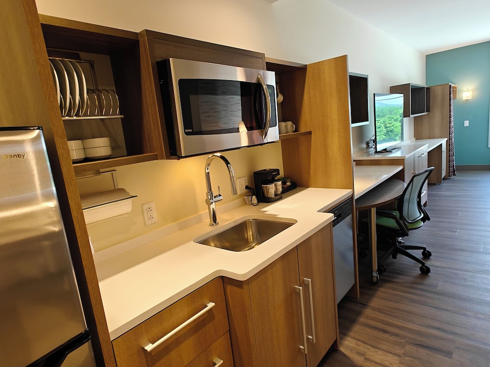 Suite, 1 King Bed, Accessible (Roll-In Shower) - Photo 4