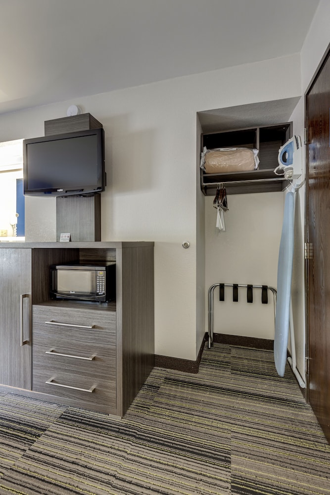 Standard Room, 1 King Bed, Accessible - Photo 3