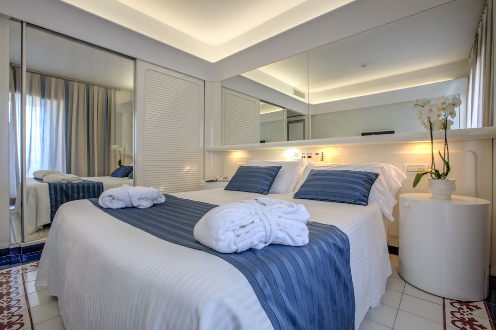 Deluxe Double or Twin Room, 1 Bedroom, Sea View photo 2