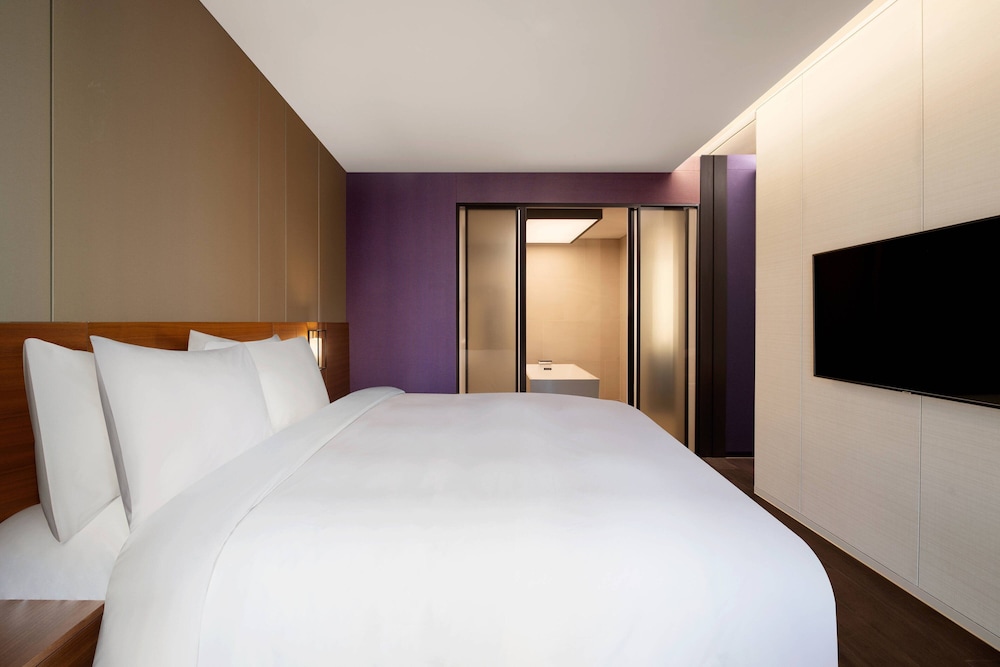 Deluxe Suite, 1 King Bed - Photo 5