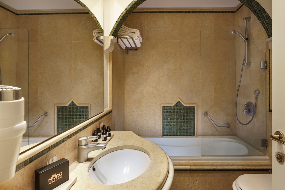 Deluxe Double or Twin Room - Photo 6