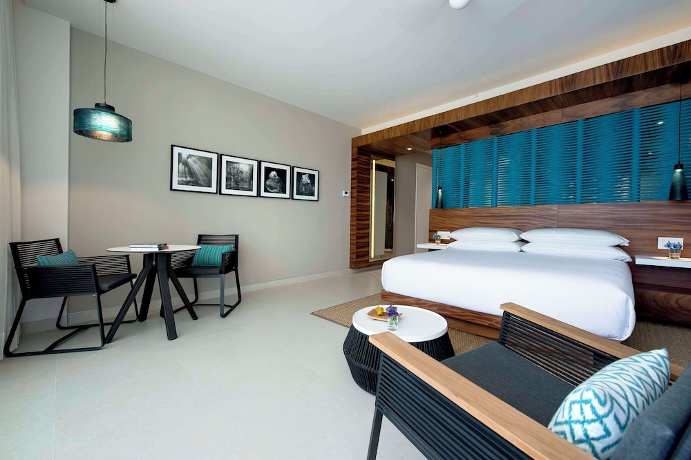 Swim Up Room With 1 King Bed