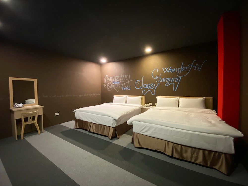Signature Quadruple Room, 2 Double Beds photo 2