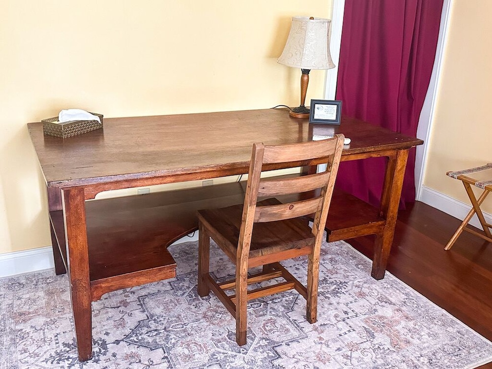 Deluxe Room, 1 King Bed photo 3