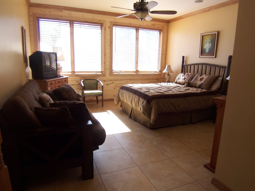 Oak Room With Shared Bathroom photo 1