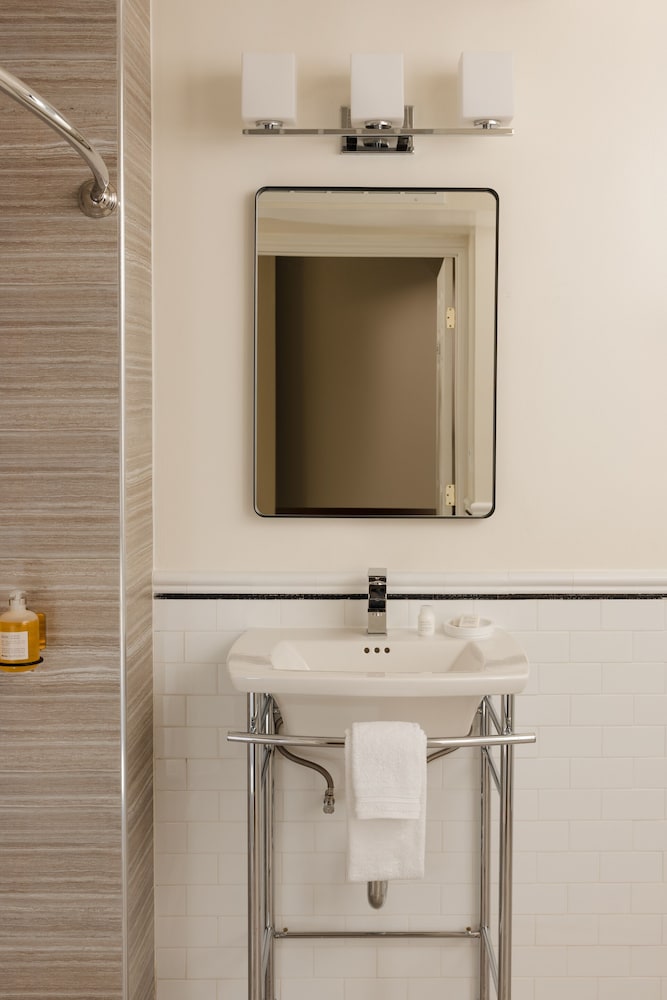 Deluxe Room, 1 Queen Bed, Accessible Bathtub - Photo 12