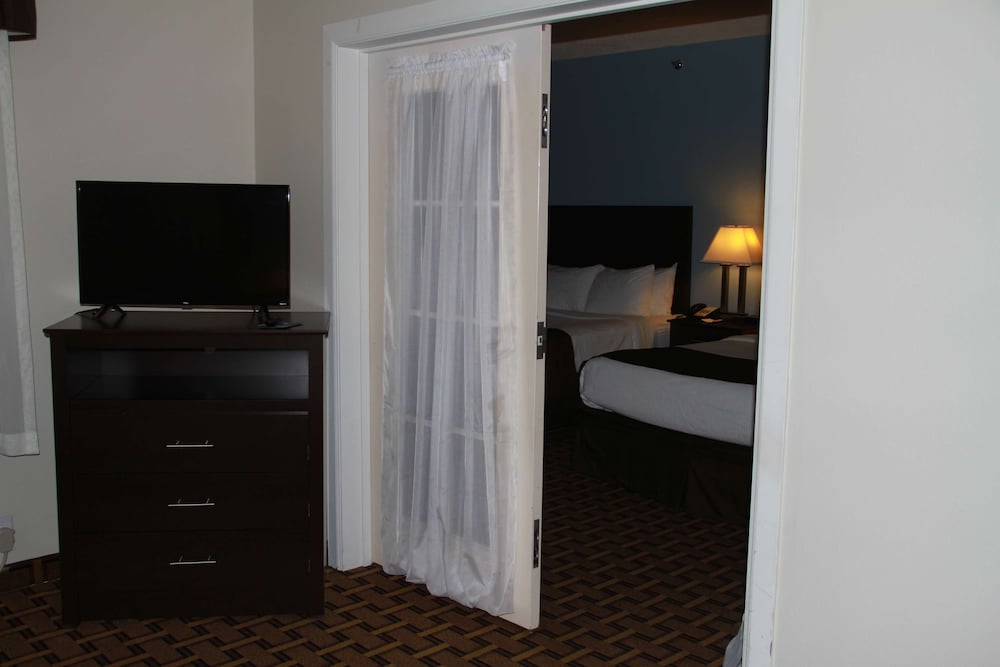 Suite, 2 Queen Beds, Non Smoking, Refrigerator & Microwave (Separate Living Room;with Sofabed) - Photo 2