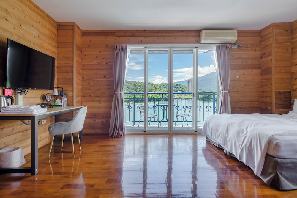 King Room with Lake View - Photo 12