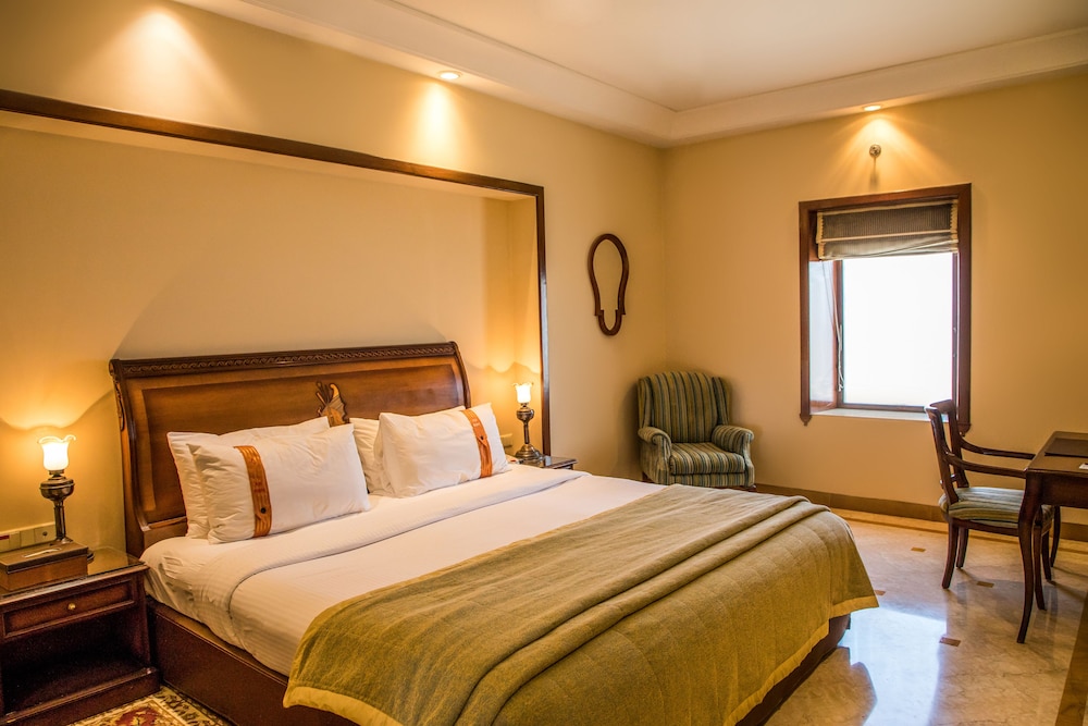 Suite - Photo 1