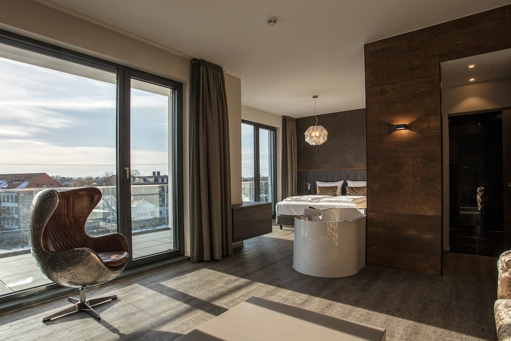 Superior Suite, 1 Queen Bed, Non Smoking, City View photo 1
