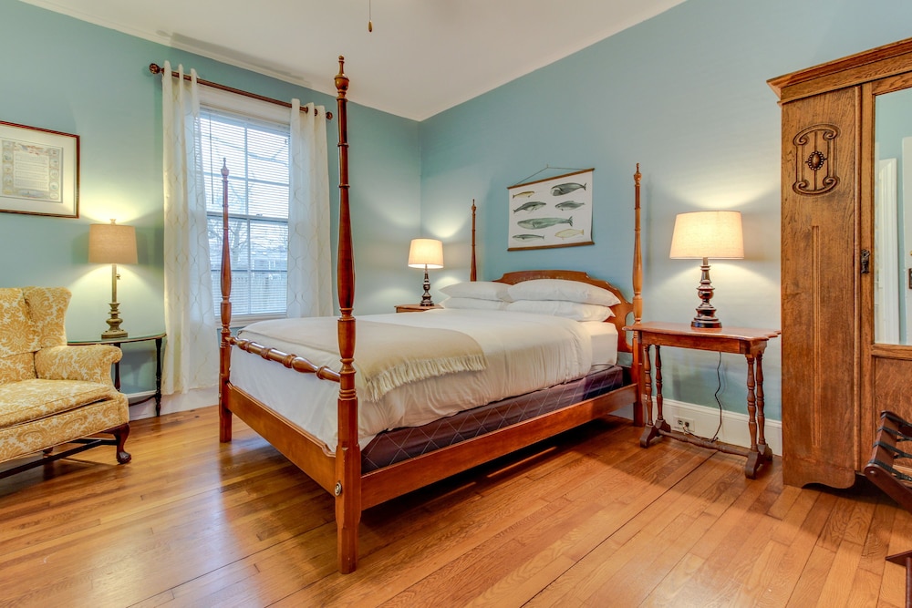 Room, 1 Queen Bed (Captain's Room Petite bathroom) photo 1