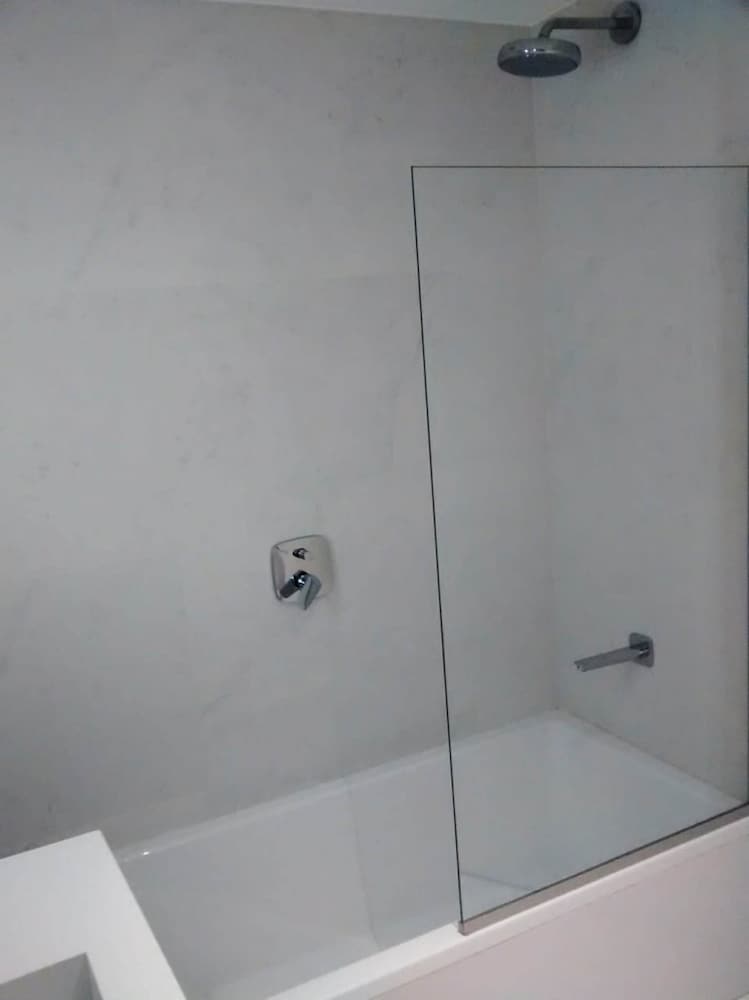 Family Quadruple Room, 2 Bedrooms thumbnail 5