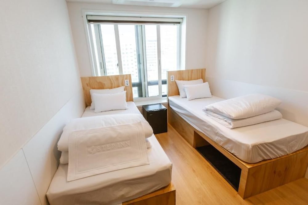 Twin Room, City View (Window) - Photo 6