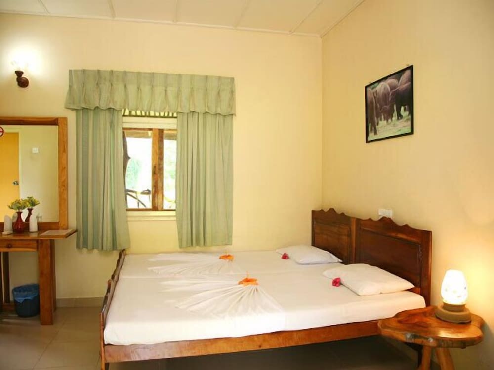Standard Room, 1 Bedroom, Smoking, Lake View photo 3