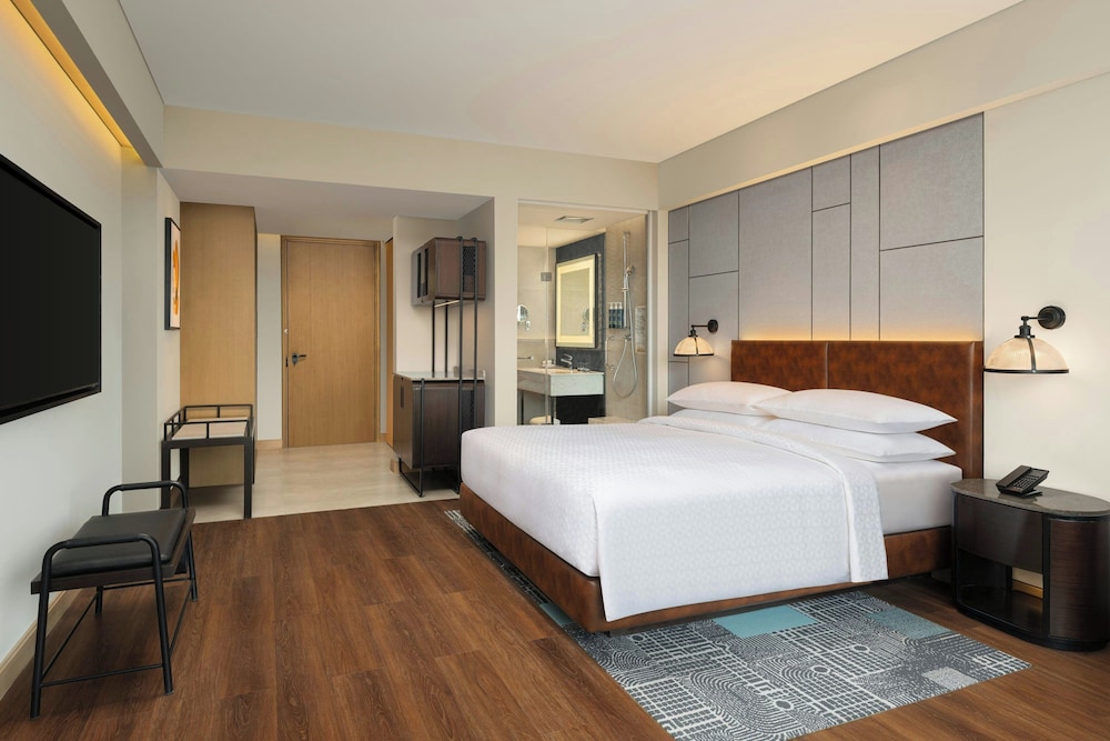 Deluxe Room, 1 King Bed, City View