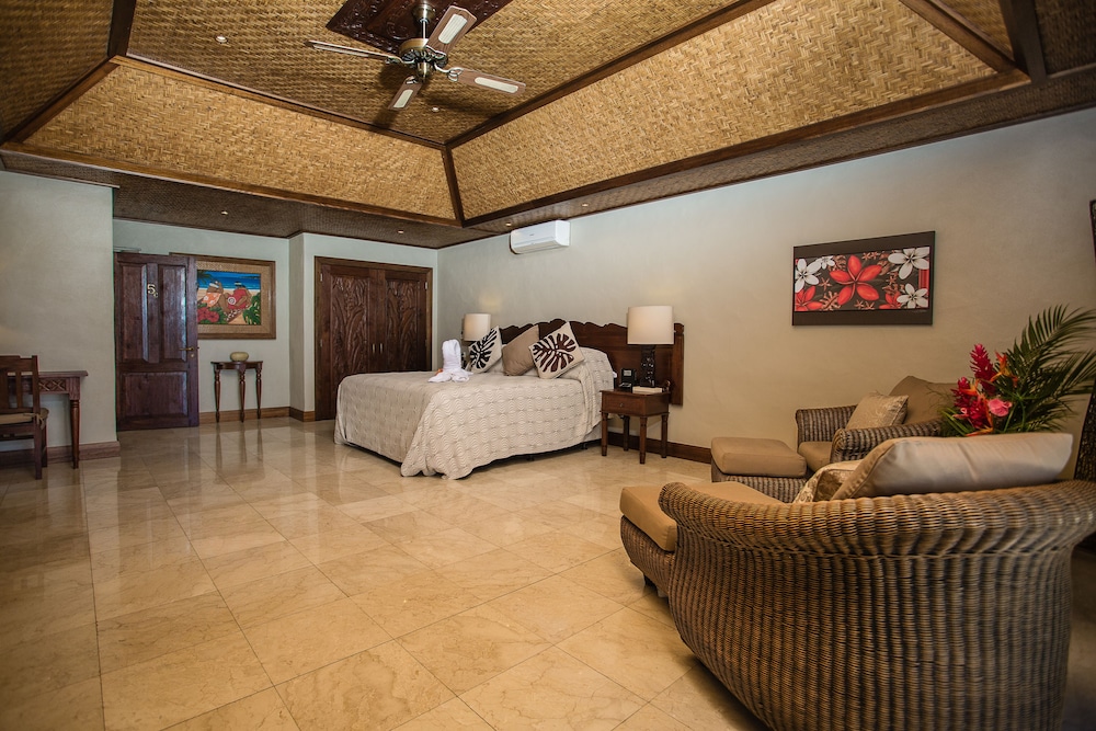 Beachfront Villa Suite photo 2