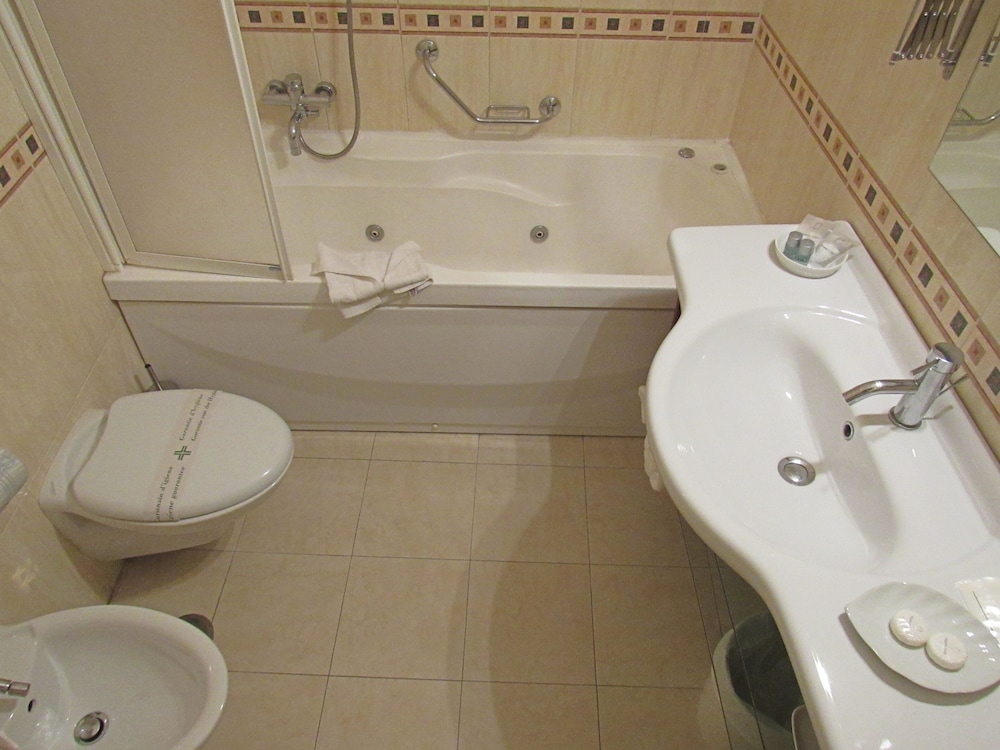 Double or Twin Room - Photo 4