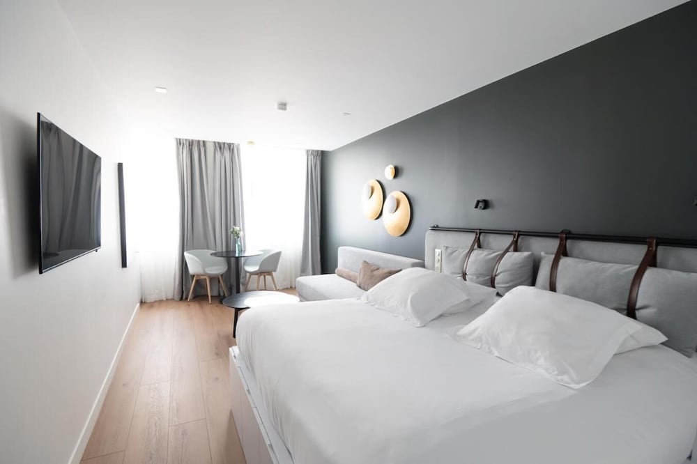 Deluxe Double Room, 1 King Bed with Sofa bed photo 2