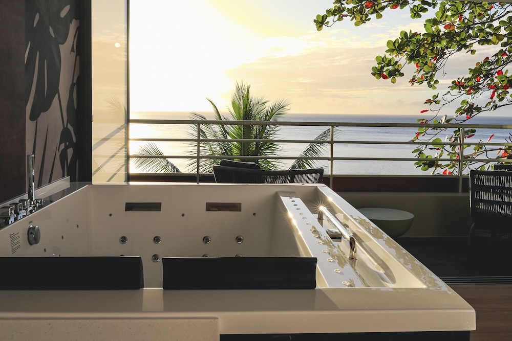 Signature Suite, 2 Bedrooms, Hot Tub, Oceanfront