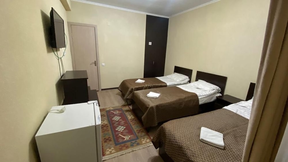 Economy Triple Room photo 3