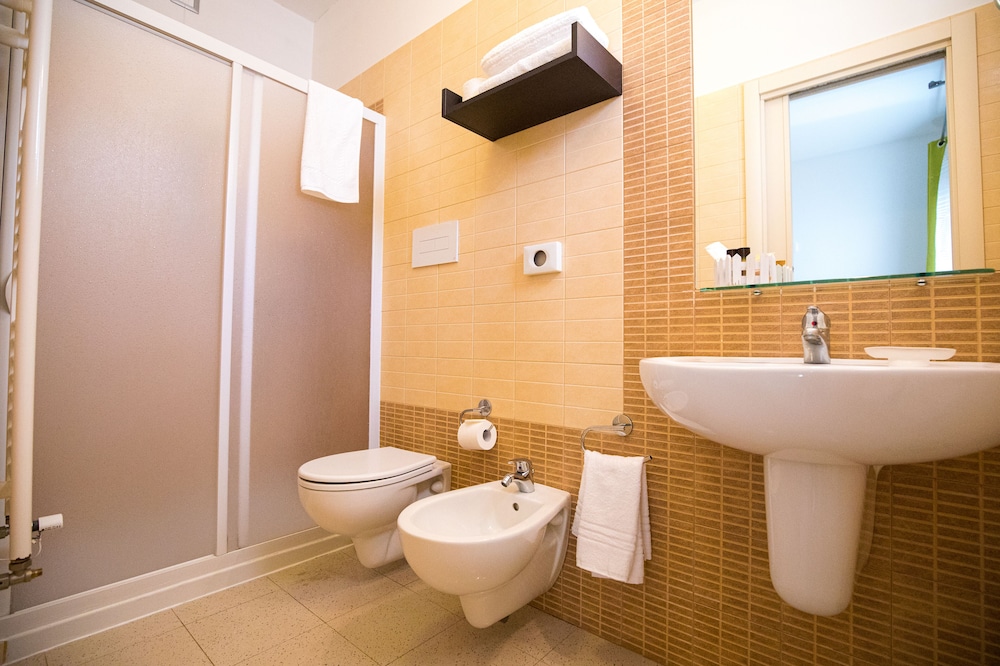 Double Room, 1 King Bed, Private Bathroom, Courtyard View photo 3