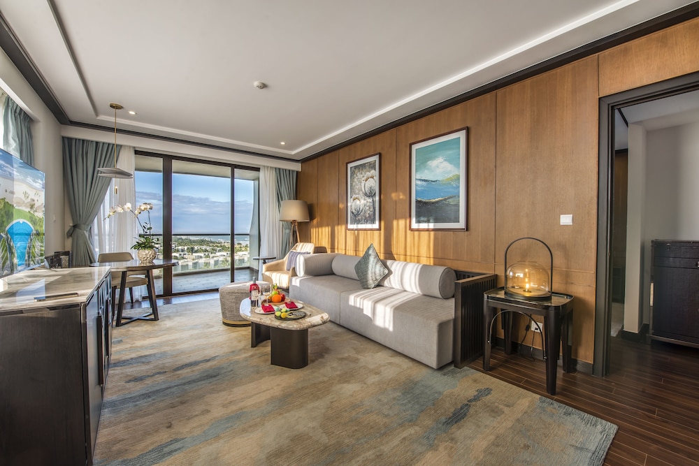 Executive Suite King Bed - VinWonders Park Access photo 3