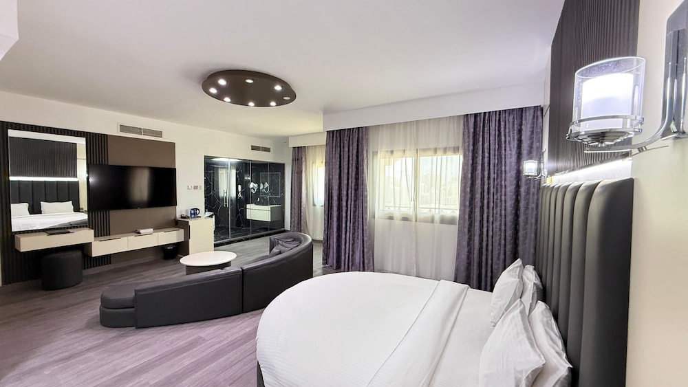 Presidential Suite, Jetted Tub photo 2