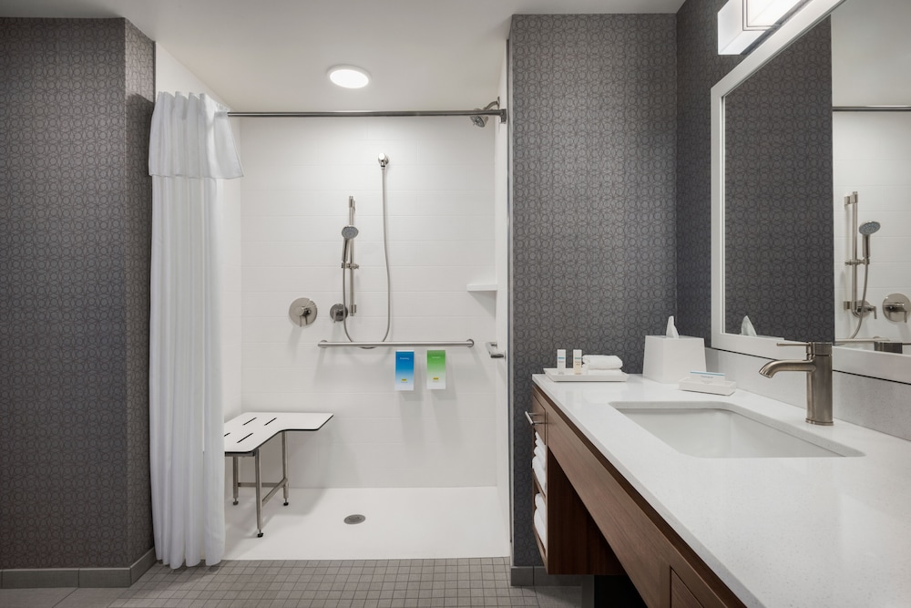 Studio, 2 Queen Beds, Accessible (Mobility & Hearing, Roll-in Shower) - Photo 8