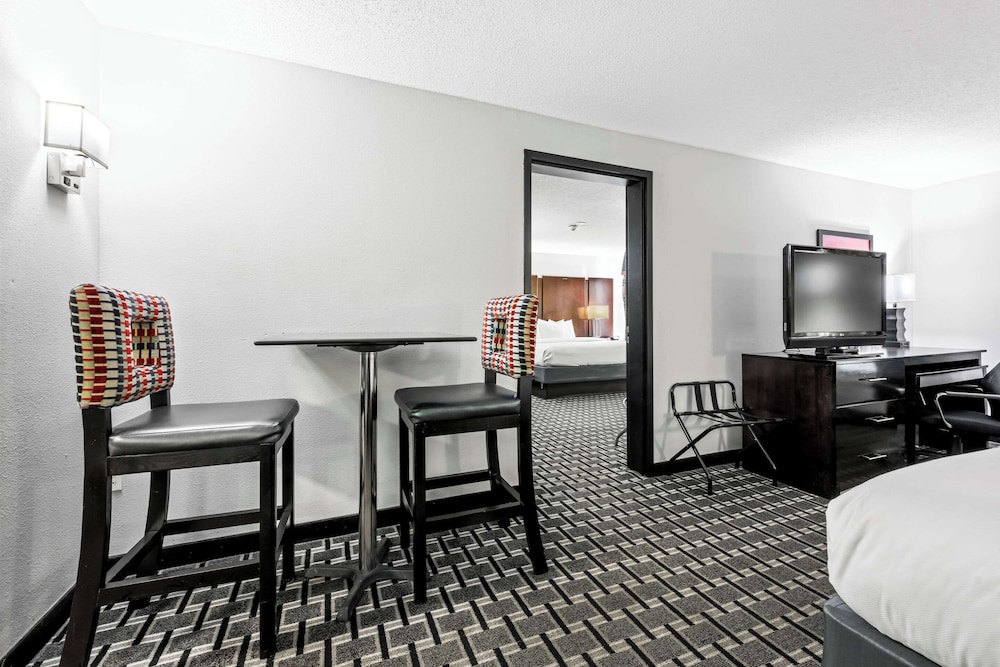 Superior Suite, Multiple Beds, Non Smoking photo 2